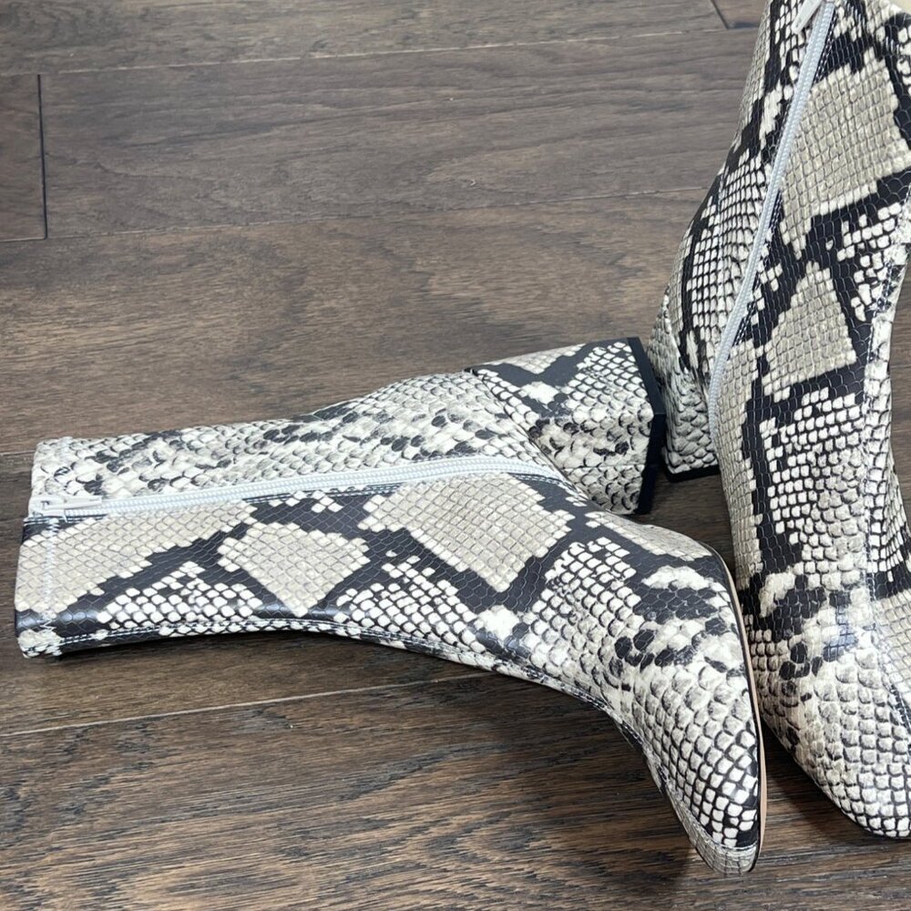 ANTHROPOLOGIE SILENT D Cara Heeled Ankle Boot Snakeskin Print Gray Sz 40 NWOB - Picture 2 of 9